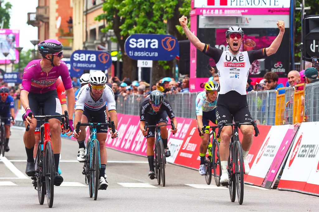 Eerste zege van seizoen voor Pascal Ackermann in Giro: “Ik ben eindelijk terug”