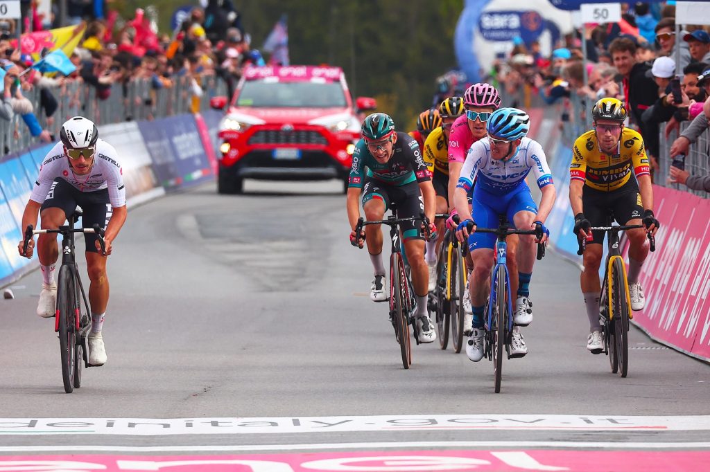 Jumbo-Visma tevreden na ‘gekke etappe’ in Giro: “Roglic oogde scherp”