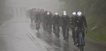 Vuelta 2023: Logistieke chaos door noodweer, renners komen pas diep in de nacht aan