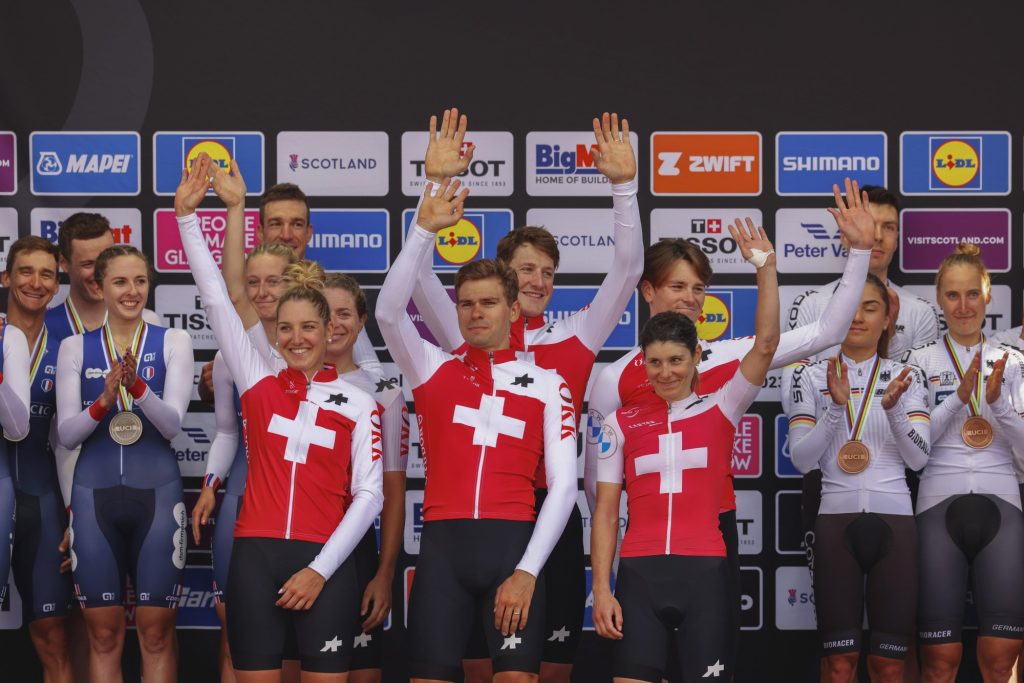 Zwitsers voor tweede keer op rij wereldkampioen Mixed Relay: “Iedereen wilde zich weer engageren”