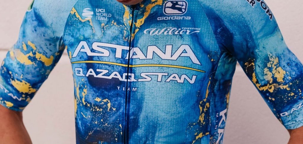 Vuelta 2023: Movistar en Astana Qazaqstan in aangepaste truitjes
