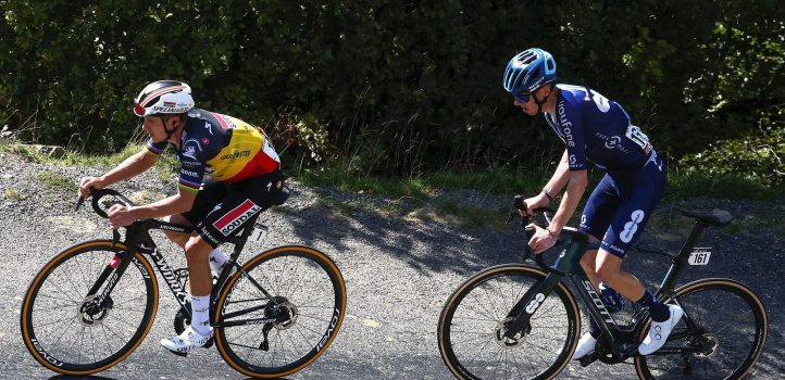 Vuelta 2023: Remco Evenepoel bedankt vluchtmakker Romain Bardet op bijzondere manier