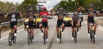 Vuelta 2023: Jumbo-Visma viert unieke trilogie met speciaal tenue in slotrit naar Madrid