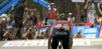 Vuelta 2023: Juichende verzorger Cofidis hardhandig aan de kant gewerkt achter finish