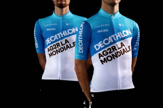 Blauw en wit tenue voor Decathlon AG2R La Mondiale in 2024