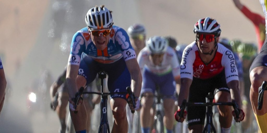 Eekhoff derde in lastige sprint AlUla Tour: “Helaas kon Van Uden zelf niet meer sprinten”