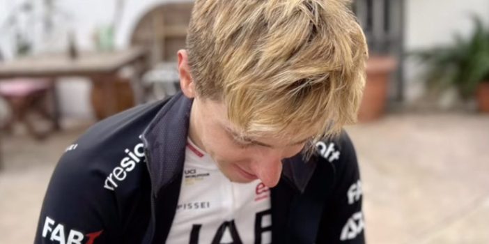 Roglic en Pogacar lachen om geblondeerde coupe van UAE-kopman