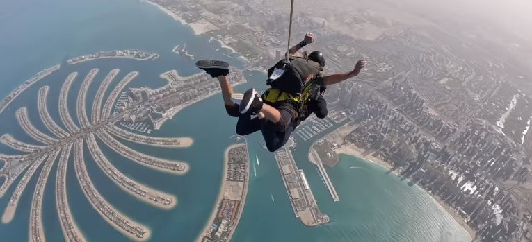 Lotte Kopecky maakt parachutesprong boven Dubai in aanloop naar UAE Tour
