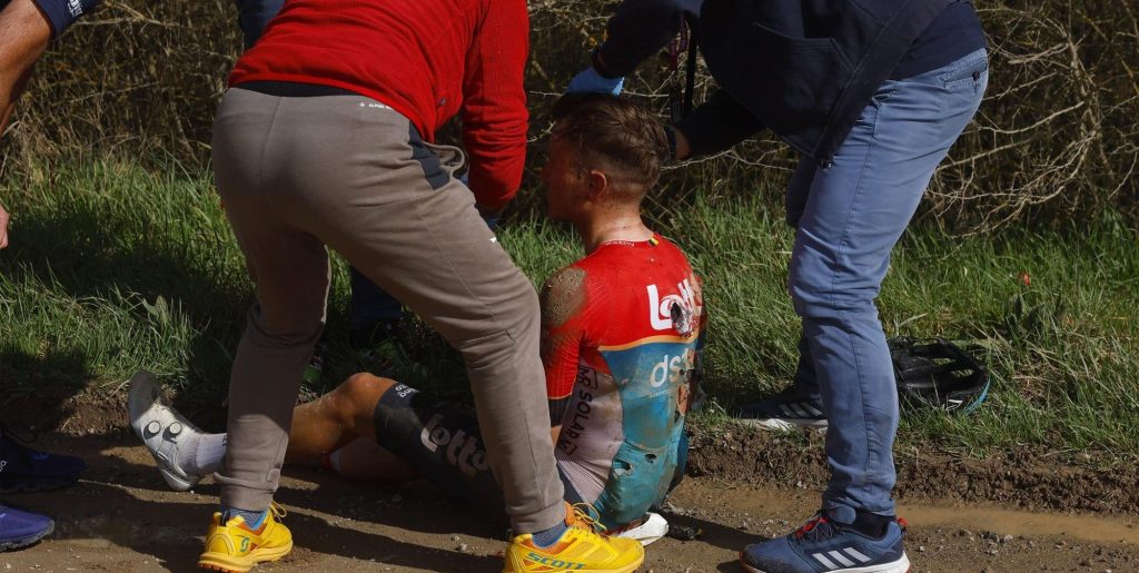 Meerdere verwondingen voor Arjen Livyns na lelijke val in Strade Bianche