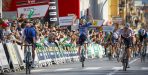 Nick Schultz stunt met zege in openingsrit Ronde van Catalonië, Pogacar komt net te laat