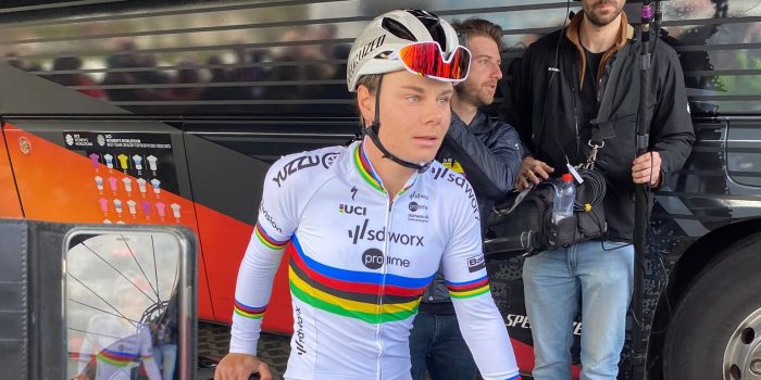 Lotte Kopecky kiest (in tegenstelling tot Van der Poel) wél voor witte broek in de Ronde van Vlaanderen