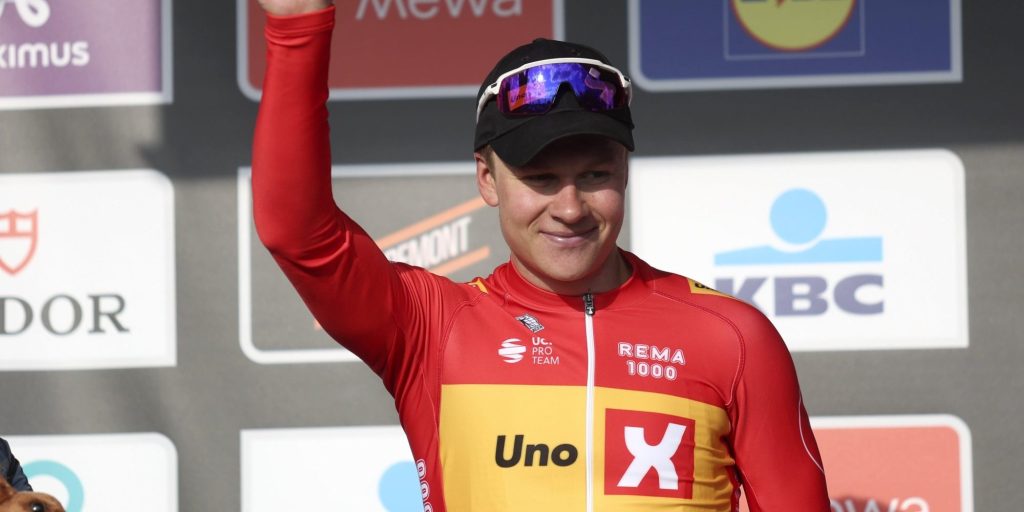 Vroege vluchter Jonas Abrahamsen tweede in Dwars door Vlaanderen: “Blij dat ik nu wél op het podium sta”