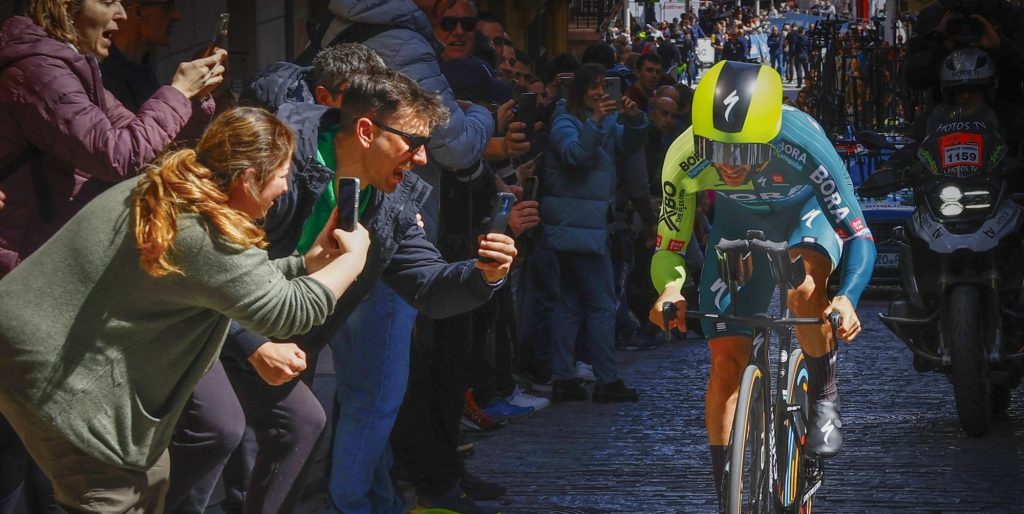 Roglic haalt uit in openingstijdrit Ronde van het Baskenland, val breekt Evenepoel zuur op