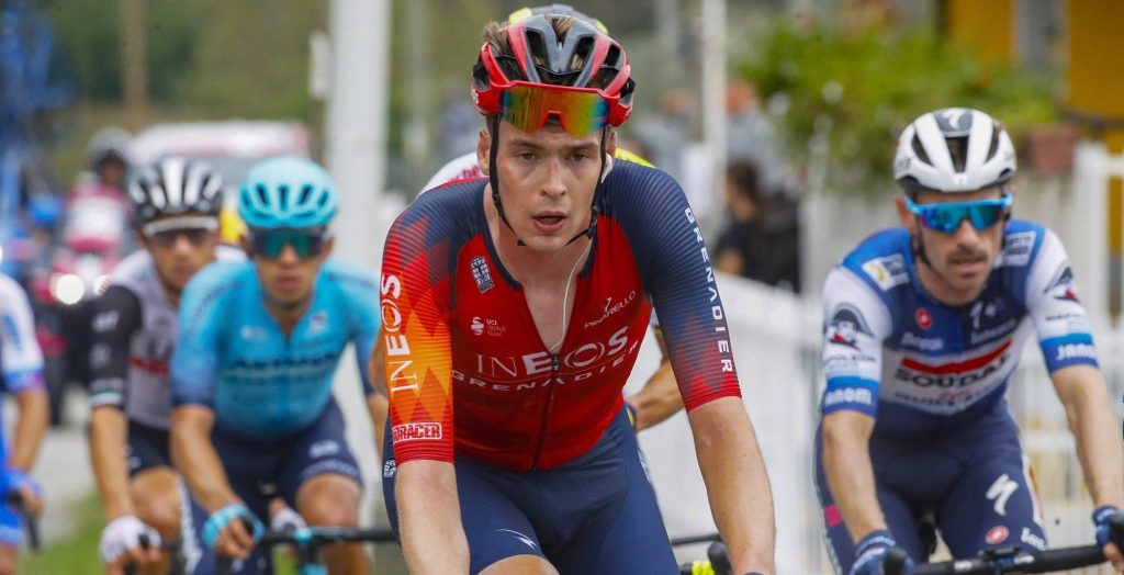 Thymen Arensman als eerste klassementsman in de problemen in openingsrit Giro