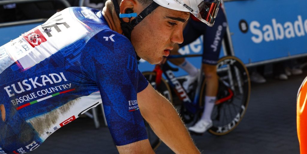 Juan Ayuso komt met de schrik vrij na harde val in Ronde van het Baskenland