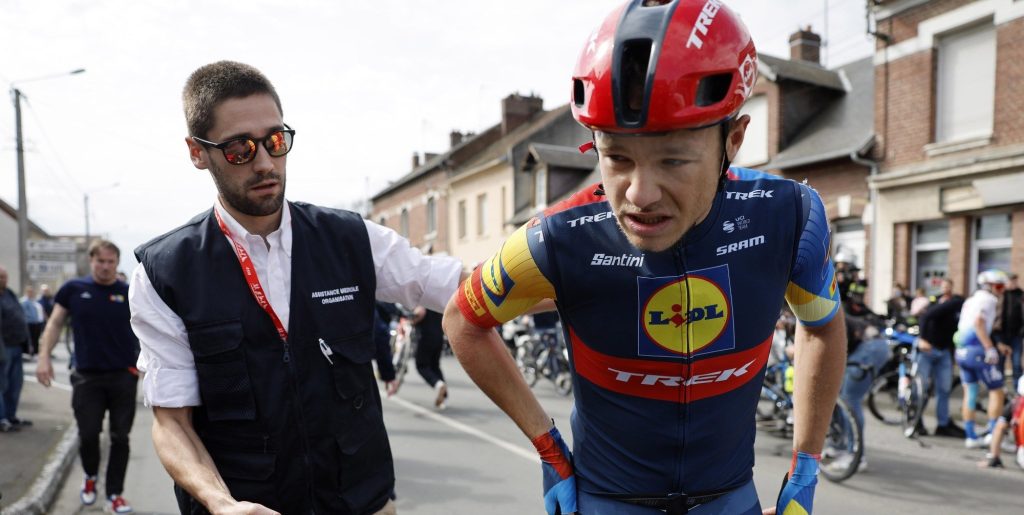 Jonathan Milan heeft ‘vermoedelijk’ lichte hersenschudding na val in Parijs-Roubaix