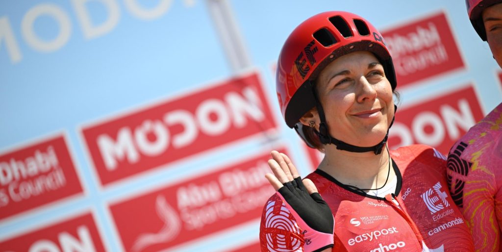 Alison Jackson sprint na chaotische slotfase naar zege in La Vuelta Femenina