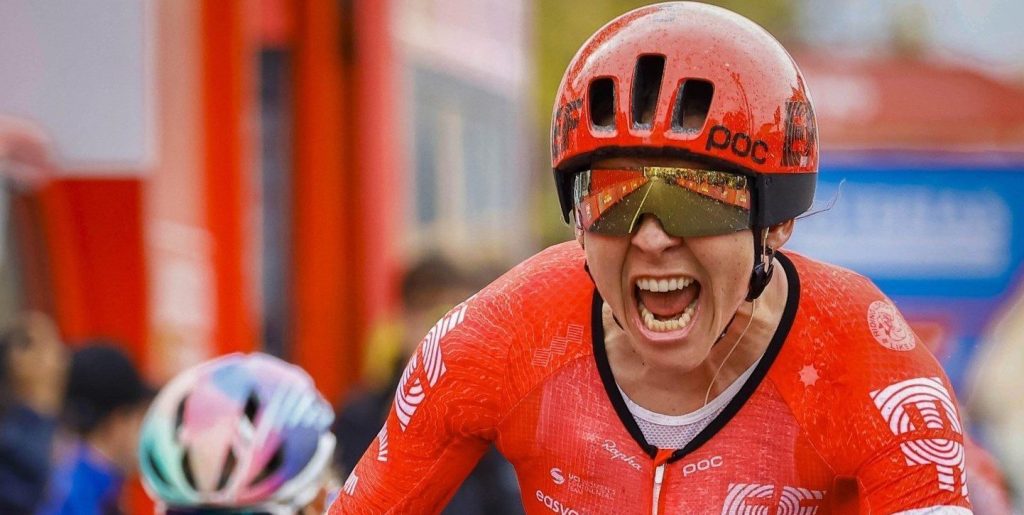 Alison Jackson sprint na chaotische slotfase naar zege in La Vuelta Femenina