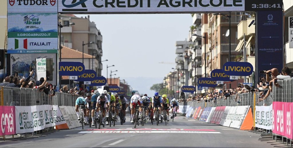 Enrico Zanoncello klopt Matteo Malucelli na millimetersprint in Giro dAbruzzo