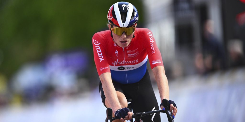 Demi Vollering troost Wiebes na blunder in Amstel Gold Race: “Weet zeker dat ze hier op een dag wint”