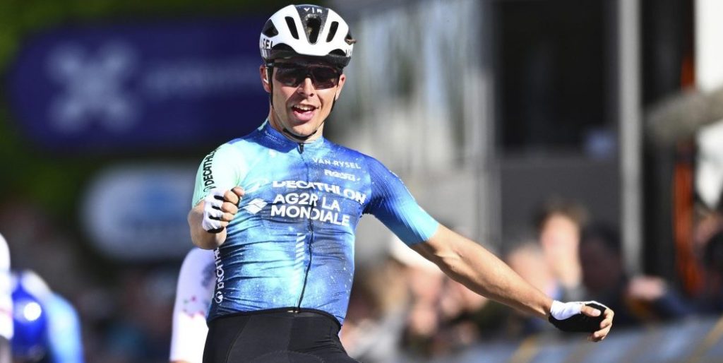Benoît Cosnefroy klopt Corbin Strong en Rudy Molard in de sprint en wint Tour du Finistère
