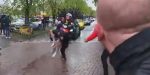 Akelige beelden: Onderkoelde Skjelmose valt bijna van fiets en moet weggedragen worden