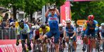 Giro 2024: Tim Merlier wint eerste sprintclash in Fossana, Pogacar zorgt bijna voor stunt