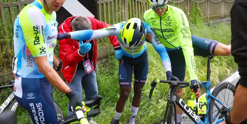 Giro 2024: Intermarché-Wanty komt met geruststellend nieuws over gevallen Girmay