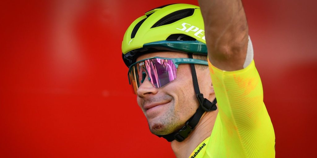 Primoz Roglic wordt zeer sterk omringd bij rentree in Critérium du Dauphiné