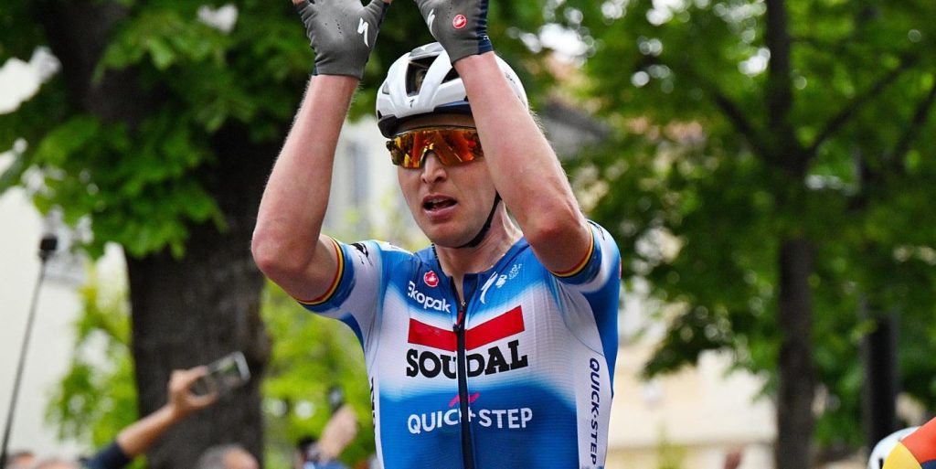 Tim Merlier is hard gevallen in tijdrit Giro dItalia: Zijn volledige zijkant ligt open