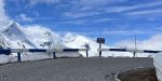 De Alpen ontwaken: recent geopende Grossglockner bedekt in laken van sneeuw