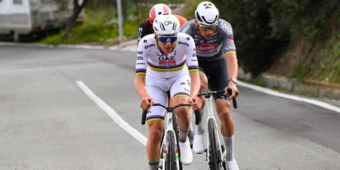 Alles onder controle: Mathieu van der Poel pakt tijdens demarrage Pogacar nog een bidon aan