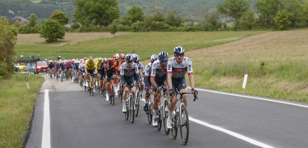 Over een stunt gesproken: renners Red Bull-BORA-hansgrohe trekken vliegtuig(!) de lucht in