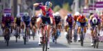 Zoe Bäckstedt verschalkt sprintend peloton in Baloise Ladies Tour