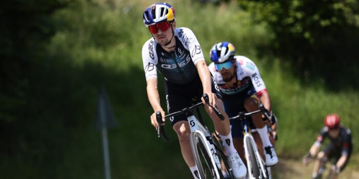 Tom Pidcock kritisch op veiligheidsmaatregelen UCI: “Verzetten limiteren zorgt voor meer gevaar”