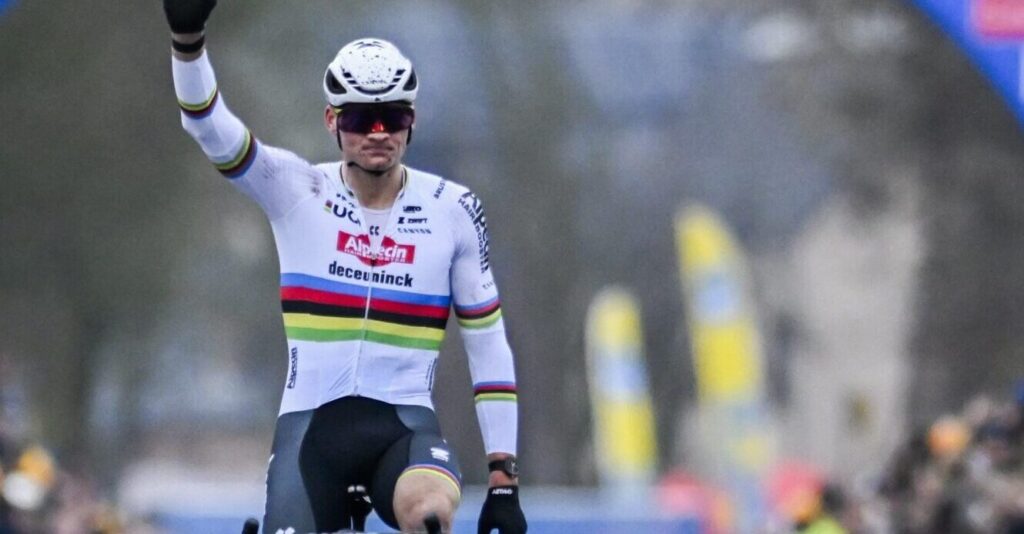 Mathieu van der Poel zegeviert in incidentrijke cross in Loenhout, pechdag voor Wout van Aert