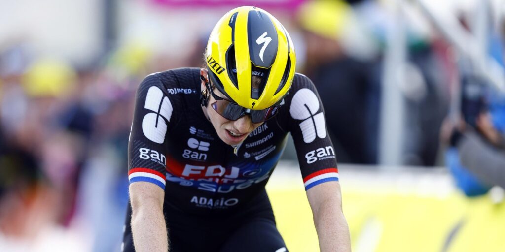 Ik probeerde het asfalt te kussen: Demi Vollering met de schrik vrij na val op training